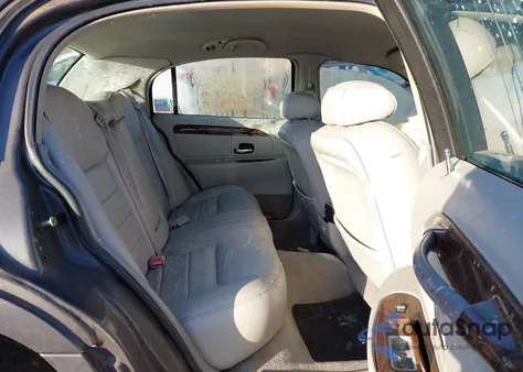 2000 Lincoln Town Car Executive z USA, uszkodzony, nr VIN 1LNHM81W9YY846208